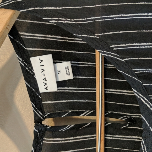 Gorgeous Ava & Viv Black/Gray Trendy Striped Keyhole back blouse - Picture 4 of 8